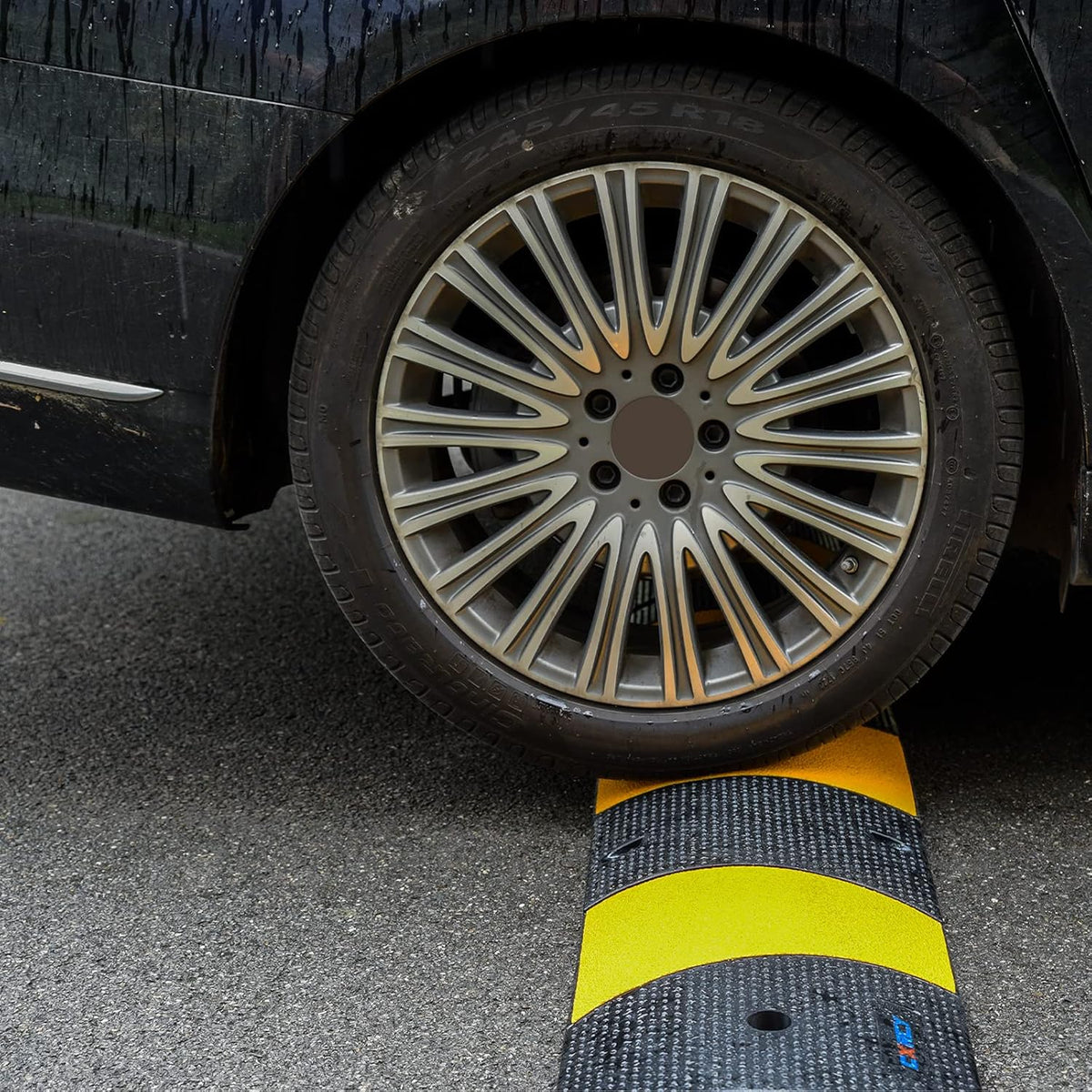 Heavy Duty Rubber Speed Bump 6FT 1 Pack with 4 Bolts (71.7 x 12 x 2.4 Inch) I38723
